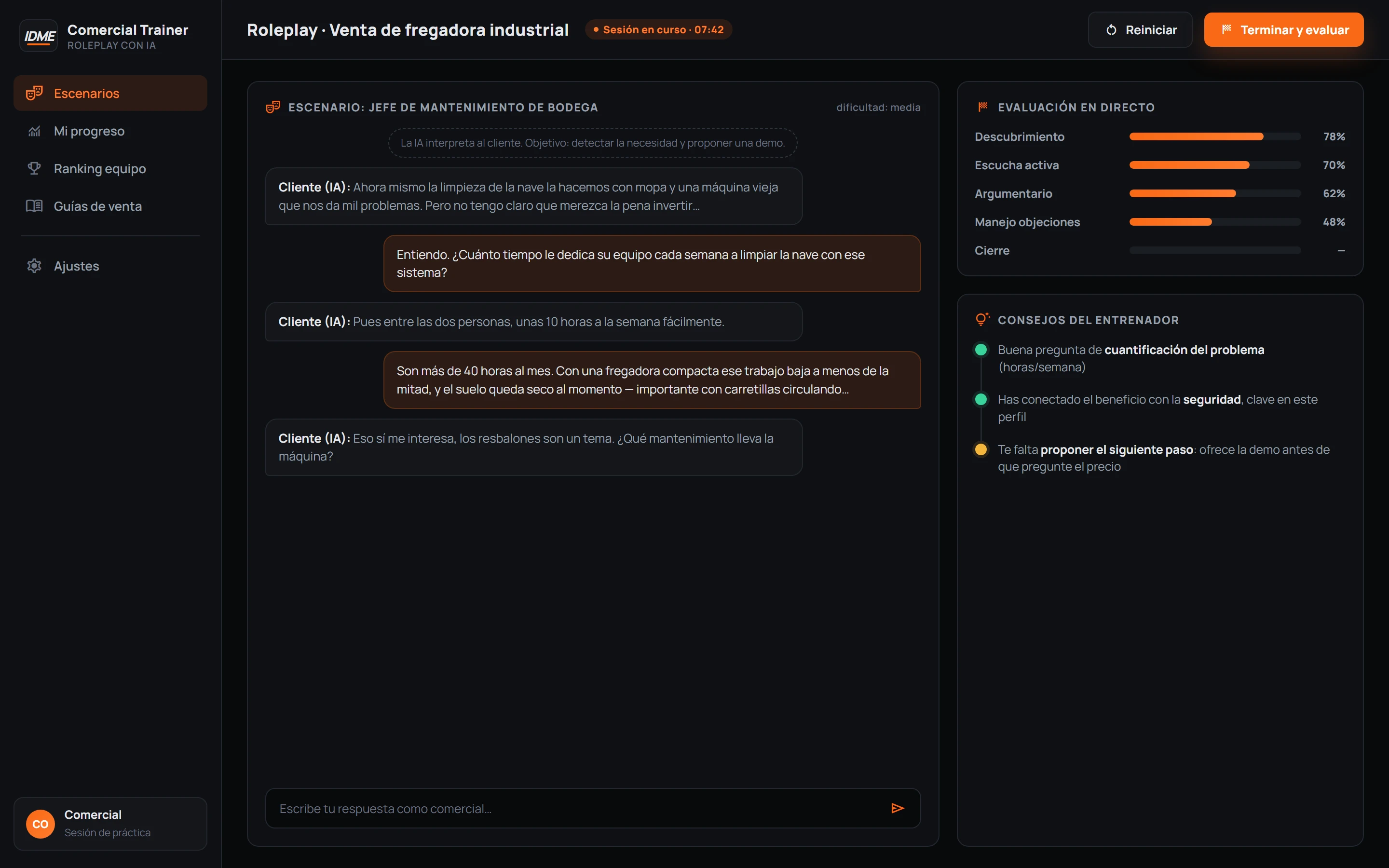 Entrenador comercial con IA: conversación de roleplay y evaluación en directo